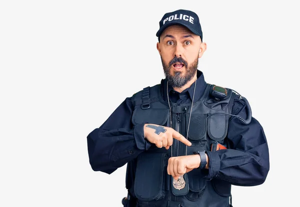 Jeune Bel Homme Portant Uniforme Police Hâte Pointant Pour Regarder — Photo