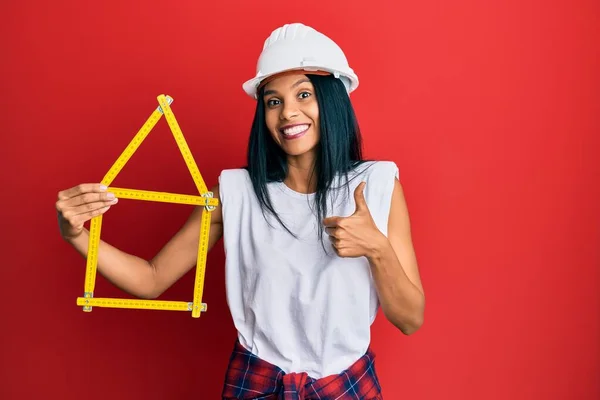 Joven Afroamericana Americana Mujer Usando Arquitecto Hardhat Celebración Construir Proyecto — Foto de Stock