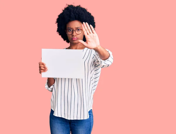 Ung Afrikansk Amerikansk Kvinna Håller Tomt Papper Med Öppen Hand — Stockfoto