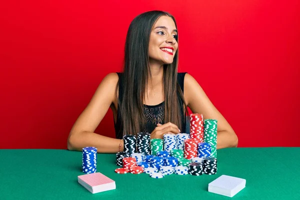 Νεαρή Ισπανίδα Που Κάθεται Στο Τραπέζι Και Παίζει Πόκερ Κοιτώντας — Φωτογραφία Αρχείου