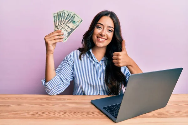 Hermosa Morena Joven Mujer Trabajando Oficina Sosteniendo Dólares Sonriendo Feliz —  Fotos de Stock
