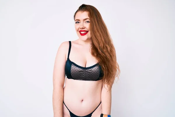Ung Rödhårig Kvinna Sexiga Underkläder Som Ler Glad Stående Med — Stockfoto