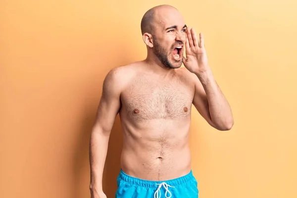 Junger Gutaussehender Glatzköpfiger Mann Badebekleidung Der Ohne Hemd Schreit Und — Stockfoto