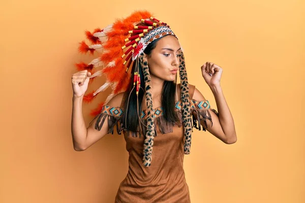 Young Brunette Woman Wearing Indian Costume Showing Arms Muscles Smiling — Stock Photo, Image