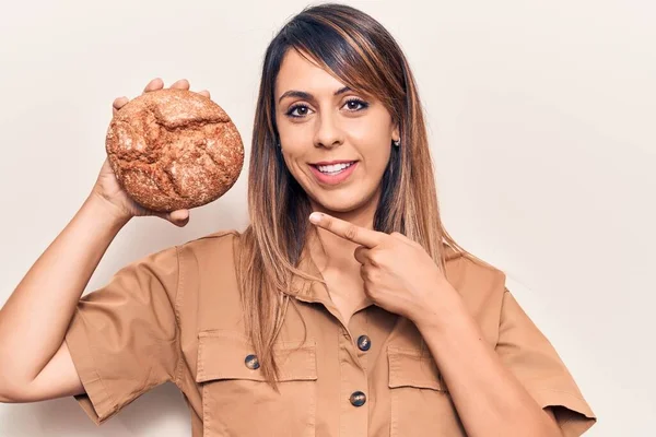 Jovem Bela Mulher Segurando Pão Sorrindo Feliz Apontando Com Mão — Fotografia de Stock