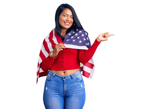 Hispanic Kvinna Med Långt Hår Håller Usa Flagga Ler Glad — Stockfoto