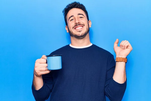 Jonge Latijns Amerikaanse Man Houdt Koffie Schreeuwen Trots Vieren Overwinning — Stockfoto