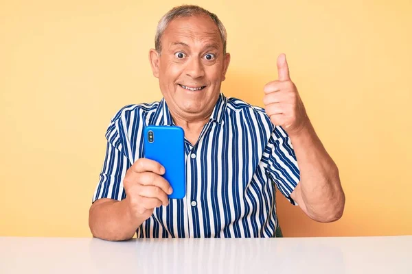 Senior Stilig Man Med Grått Hår Med Smartphone Sitter Bordet — Stockfoto