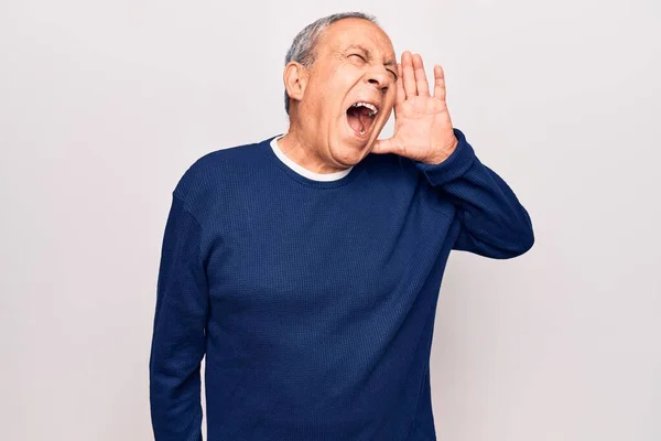 Senior Man Met Grijs Haar Draagt Casual Trui Schreeuwen Schreeuwen — Stockfoto