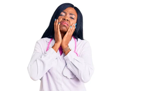 Mladá Africká Americká Žena Nosí Stetoskop Unavené Ruce Zakrývající Tvář — Stock fotografie