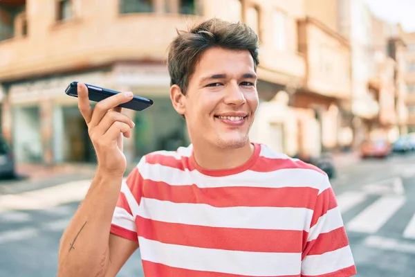 Jeune Homme Caucasien Souriant Heureux Écoute Message Audio Utilisant Smartphone — Photo
