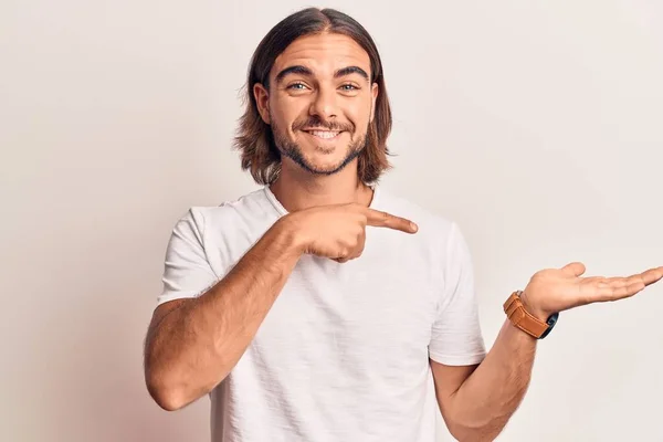 Joven Hombre Guapo Con Ropa Casual Asombrado Sonriendo Cámara Mientras —  Fotos de Stock