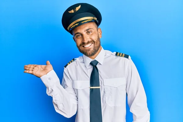 Stilig Man Med Skägg Bär Flygplan Pilot Uniform Ler Glad — Stockfoto