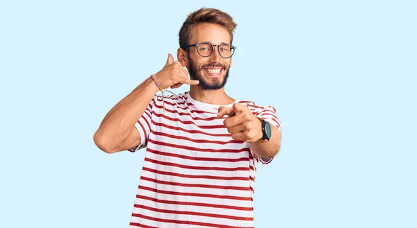 Hombre Guapo Rubio Con Barba Vistiendo Ropa Casual Gafas Sonriendo —  Fotos de Stock