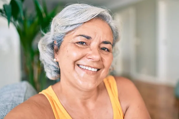 Mujer Mediana Edad Con Pelo Gris Sonriendo Feliz Relajante Sentado —  Fotos de Stock