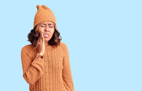 Jovem Bela Mulher Raça Mista Vestindo Suéter Chapéu Inverno Tocando — Fotografia de Stock