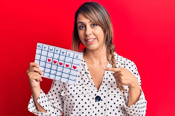 Junge Schöne Frau Mit Kalender Lächelt Glücklich Und Zeigt Mit — Stockfoto