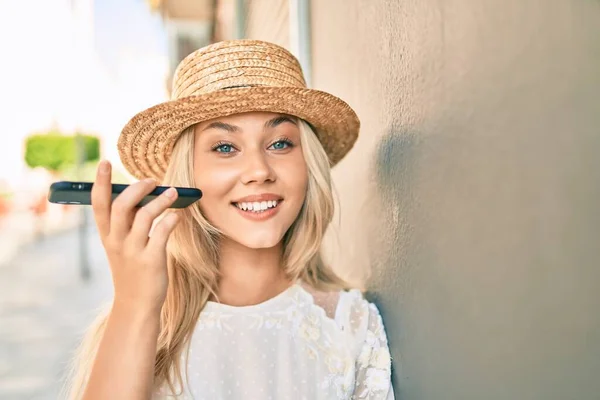 Joven Chica Turista Caucásica Escuchando Mensaje Audio Utilizando Teléfono Inteligente — Foto de Stock