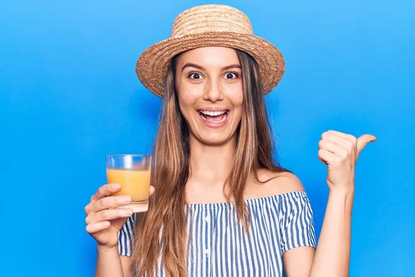 Giovane Bella Ragazza Che Indossa Cappello Estivo Bere Bicchiere Succo — Foto Stock