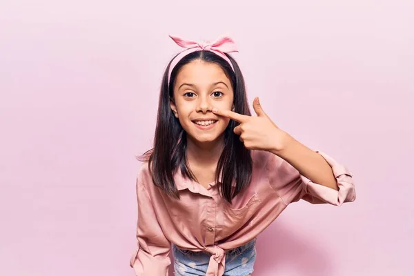 Schöne Kindermädchen Lässiger Kleidung Die Mit Dem Finger Auf Gesicht — Stockfoto