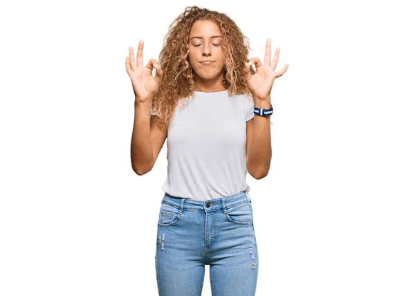 Prachtig Kaukasisch Tiener Meisje Draagt Casual Wit Tshirt Ontspannen Glimlachend — Stockfoto