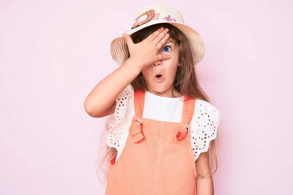 Kleines Kaukasisches Mädchen Mit Langen Haaren Mit Springmütze Das Schockiert — Stockfoto