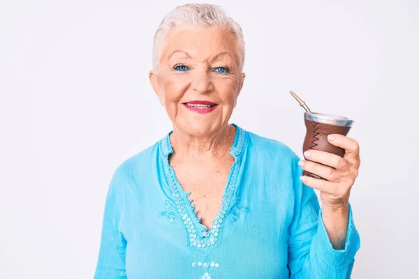 Mulher Bonita Sênior Com Olhos Azuis Cabelos Grisalhos Bebendo Mate — Fotografia de Stock