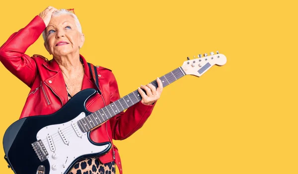 Senior Bella Donna Con Gli Occhi Blu Capelli Grigi Indossa — Foto Stock