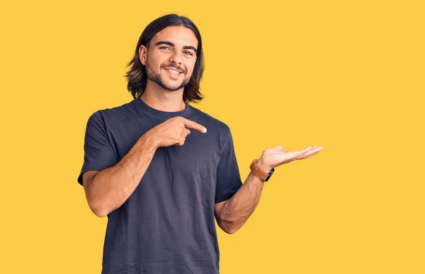 Joven Hombre Guapo Con Ropa Casual Asombrado Sonriendo Cámara Mientras — Foto de Stock