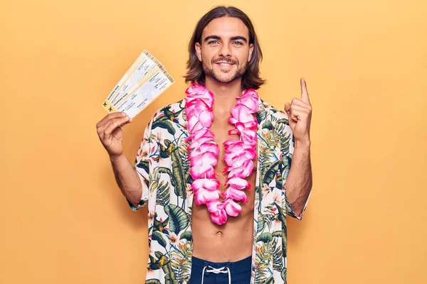 Junger Gutaussehender Mann Badebekleidung Und Hawaiianischem Lei Mit Bordkarte Lächelnd — Stockfoto