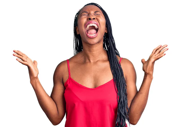 Молодая Африканская Американка Повседневной Одежде Празднует Безумный Сумасшедший Успех Поднятыми — стоковое фото