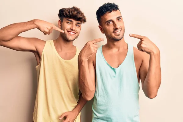 Jovem Casal Gay Vestindo Roupas Casuais Sorrindo Alegre Mostrando Apontando — Fotografia de Stock