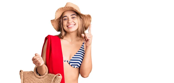 Giovane Bella Donna Bionda Che Indossa Bikini Cappello Con Mano — Foto Stock