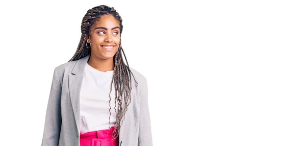 Молода Афроамериканська Жінка Плечима Діловому Одязі Яка Дивиться Усмішкою Обличчі — стокове фото