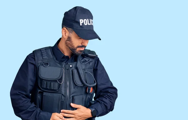 Jovem Hispânico Vestindo Uniforme Policial Com Mão Estômago Porque Indigestão — Fotografia de Stock