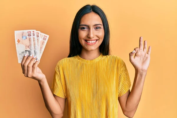 Jonge Brunette Vrouw Met Verenigd Koninkrijk Ponden Bankbiljetten Doen Teken — Stockfoto