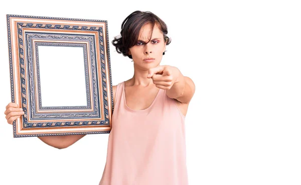 Beautiful Young Woman Short Hair Holding Empty Frame Pointing Finger — Stock Photo, Image