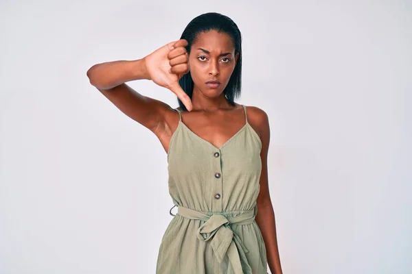 年轻的非洲裔美国女人穿着休闲装 看上去很不高兴 很生气 表现出排斥和消极的样子 低垂着大拇指 不好的表达方式 — 图库照片
