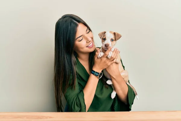 Junge Hispanische Mädchen Lächelt Glücklich Und Umarmt Hund Sitzt Auf — Stockfoto