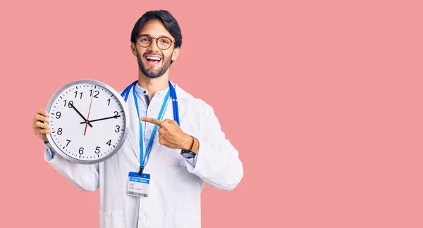 Bonito Homem Hispânico Vestindo Uniforme Médico Segurando Relógio Sorrindo Feliz — Fotografia de Stock