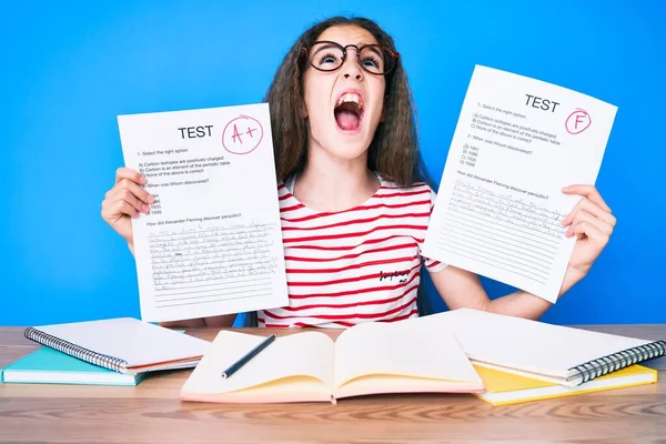 Söt Latinamerikansk Flicka Visar Misslyckade Och Passe Examen Sitter Bordet — Stockfoto