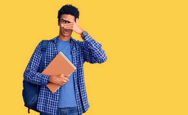 Ung Afrikansk Amerikan Man Bär Student Ryggsäck Hålla Bok Kika — Stockfoto