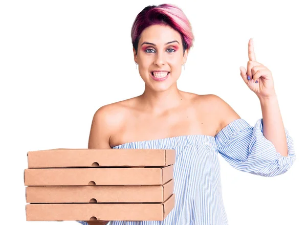 Ung Vacker Kvinna Med Rosa Hår Håller Leverans Pizza Box — Stockfoto