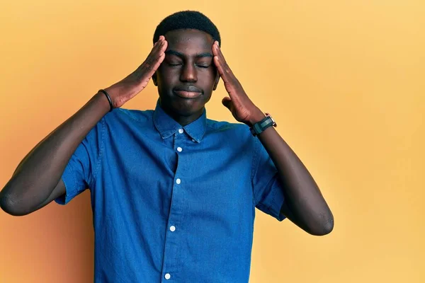Genç Afro Amerikan Bir Adam Günlük Kıyafetler Giyiyor Eli Başının — Stok fotoğraf