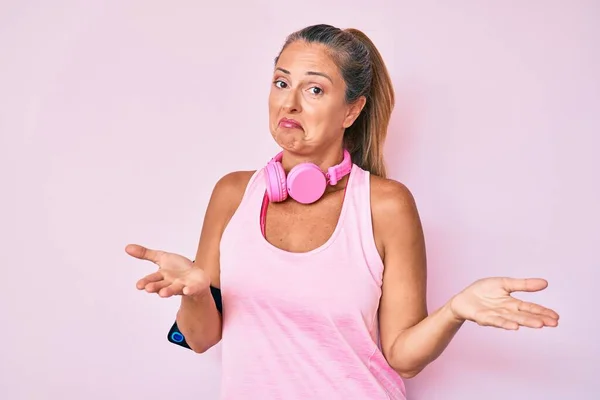Middle Age Hispanic Woman Wearing Gym Clothes Using Headphones Clueless — Stock Photo, Image