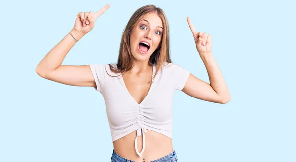 Jovem Bela Mulher Loira Vestindo Camisa Branca Casual Sorrindo Espantado — Fotografia de Stock