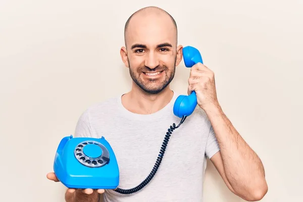 Giovane Uomo Calvo Bello Che Tiene Telefono Vintage Guardando Positivo — Foto Stock