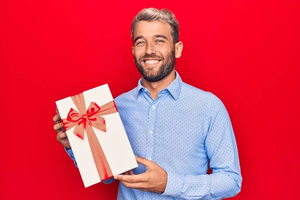 Jovem Homem Loiro Bonito Com Barba Segurando Presente Aniversário Sobre — Fotografia de Stock