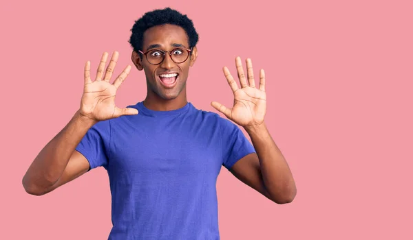 Africano Bonito Homem Vestindo Roupas Casuais Óculos Mostrando Apontando Para — Fotografia de Stock