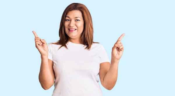 Mujer Latina Mediana Edad Con Camiseta Blanca Casual Sonriendo Confiada —  Fotos de Stock